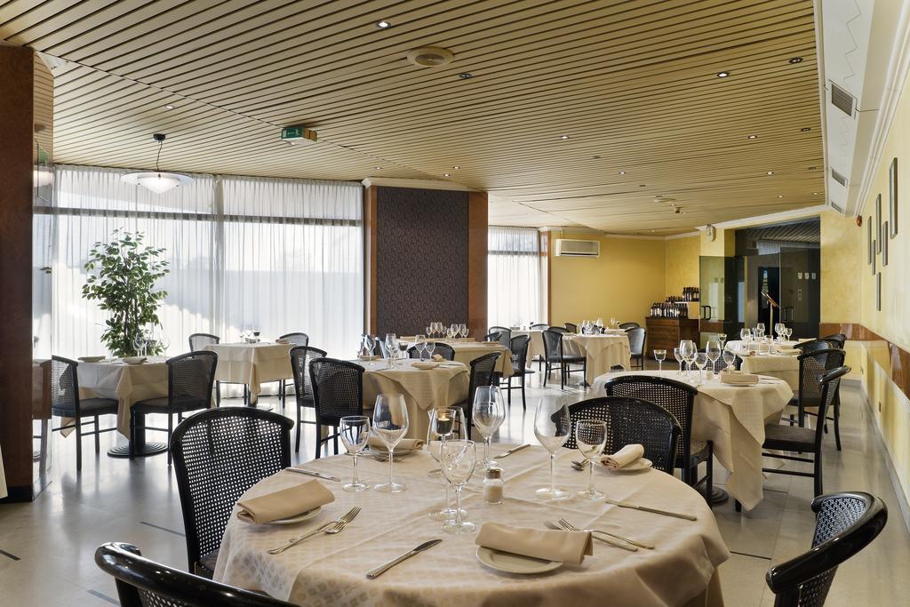 Una Hotel Лоди Ресторан фото