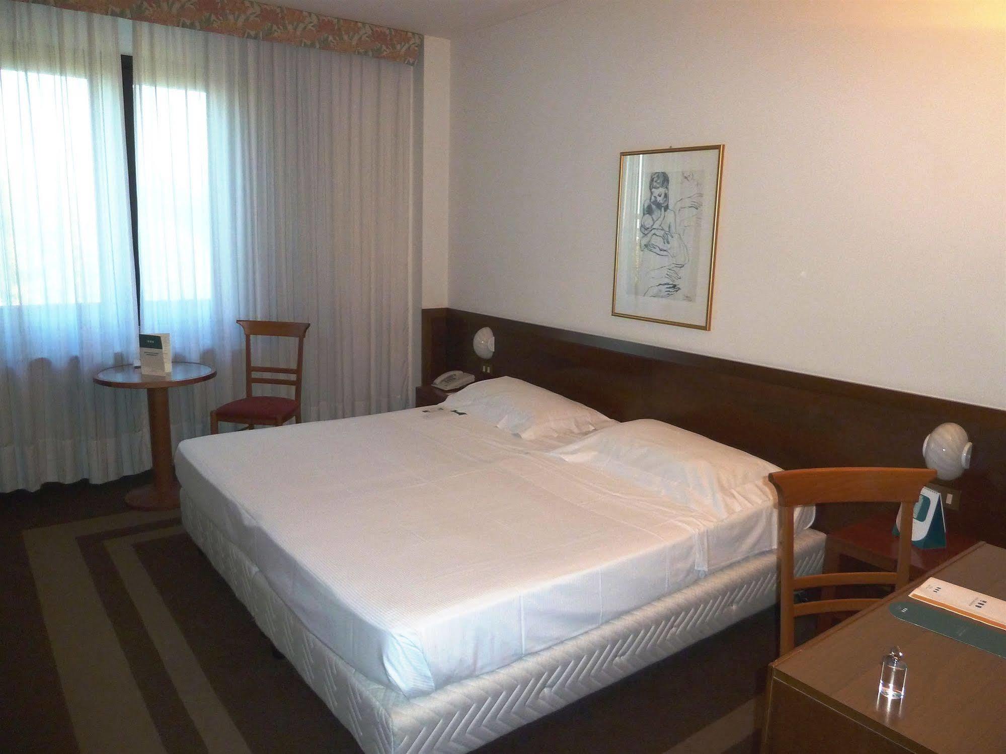 Una Hotel Лоди Экстерьер фото